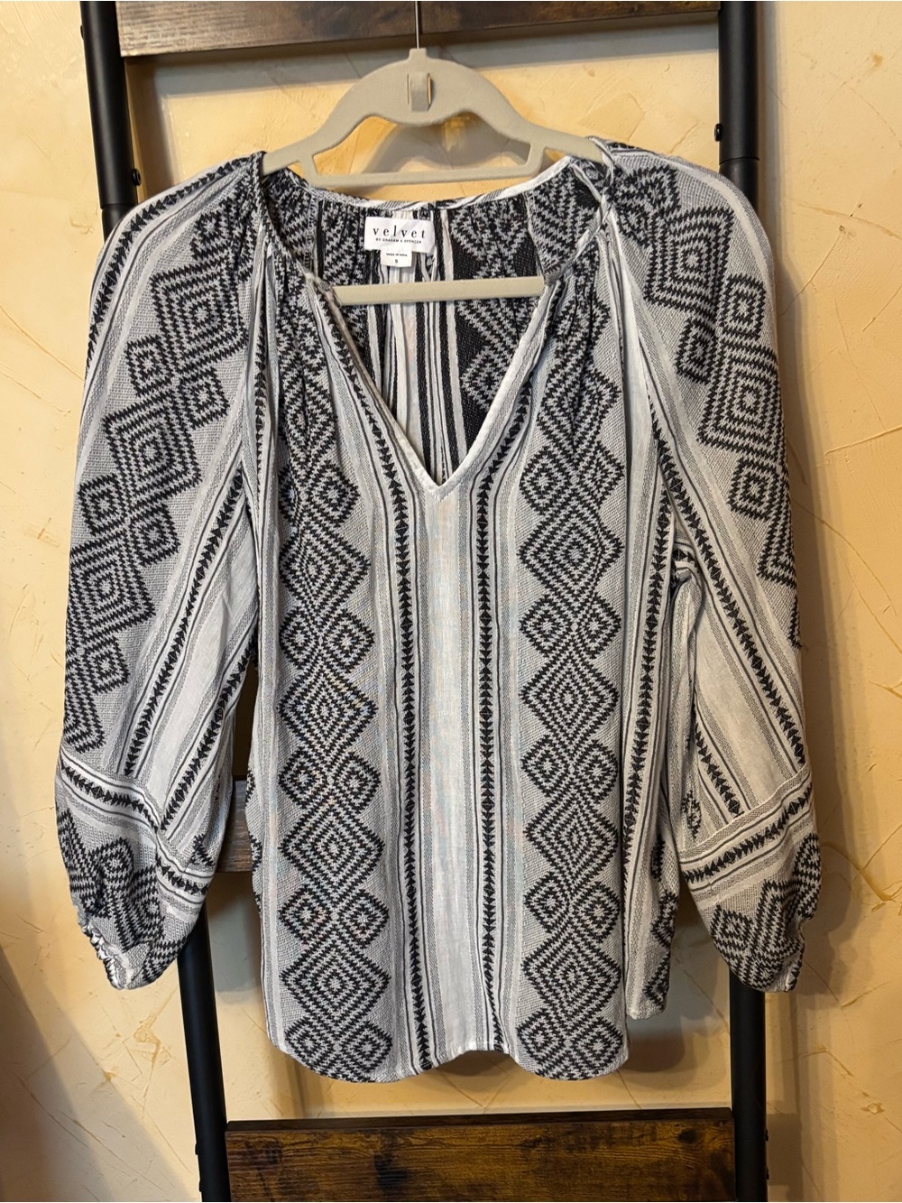 Velvet Black & White Geometric V-Neck Women’s Top Size S